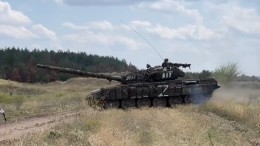 Минобороны показало кадры огня из танковых орудий по опорному пункту ВСУ
