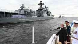 Путин поприветствовал личный состав кораблей ВМФ в Кронштадте