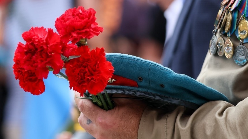 Прямая трансляция возложения цветов к памятникам воинам-десантникам в Москве в День ВДВ