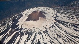 Столб дыма и земля уходит из-под ног: туристы засняли извержение вулкана Эбеко