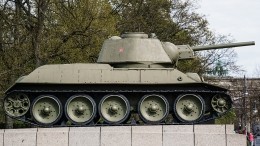 В Эстонии жители Нарвы самоотверженно защищают памятник Т-34