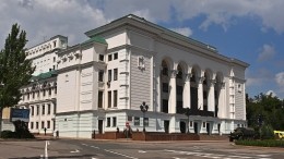 Первые кадры с места обстрела драмтеатра в ДНР, где прощались с Ольгой Качурой