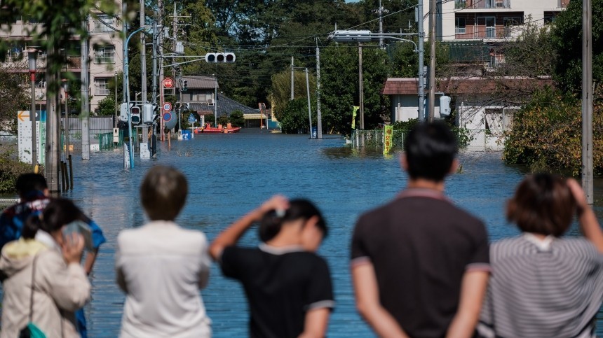 В Японии почти две сотни тысяч человек эвакуируют из-за ливней