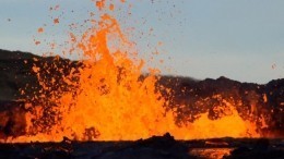 Завтрак с видом на пламя: в Исландии огненным фонтаном извергается древнейший вулкан
