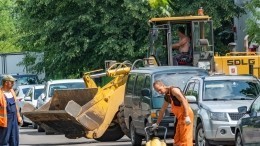 Коммунальщики эвакуировали автомобиль в Петербурге с помощью трактора