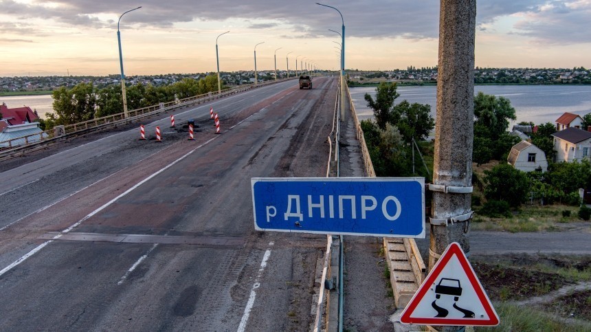 Удар ВСУ по Антоновскому мосту повредил технику строителей