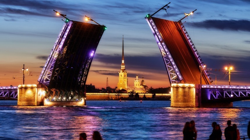 В Петербурге развели Дворцовый мост под Симфонию № 7 Шостаковича