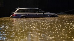 В Италии автомобили сносит потоками воды из-за сильнейших ливней