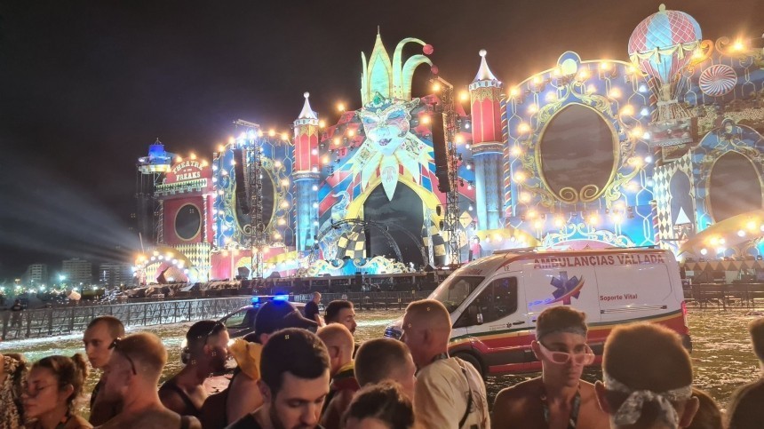 Гостей фестиваля в Испании сдуло сильным ветром вместе со сценой — видео