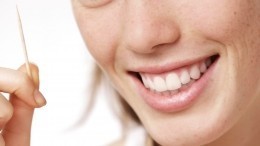 «Агрессивное приспособление»: стоматолог предупредил об опасности зубочисток