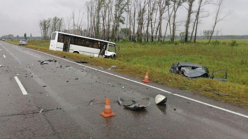 Легковушка протаранила пассажирский автобус в Красноярском крае. Есть жертвы