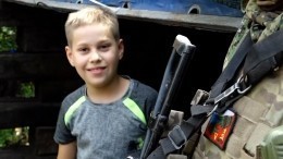 «Своего сына вспомнил»: как боец Росгвардии спас ребенка из-под обстрела ВСУ