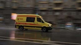 Три человека и прибывшие на помощь врачи отравились газом в жилом доме в Москве
