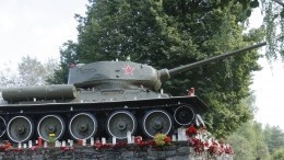 В эстонской Нарве приступили к сносу памятника советскому танку Т-34