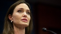 Джоли подала в суд на ФБР после закрытия дела против Питта