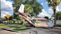 Легкомоторный самолет рухнул на оживленную улицу — пилот отделался испугом