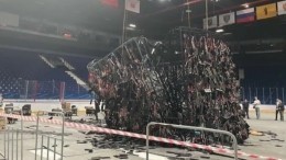 Еще одна фобия: 10-тонный медиакуб рухнул на лед хоккейного клуба «Локомотив»