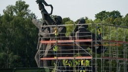 Снос памятника освободителям в Риге обернулся задержаниями и уголовными делами