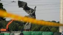«Акт вандализма»: РФ направила ноту протеста Латвии из-за сноса памятника советским воинам