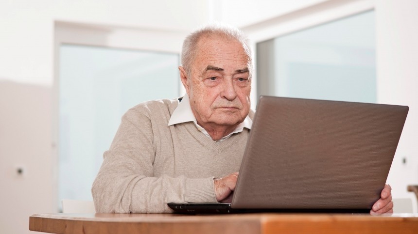 Сидение за компьютером в старости снижает риск развития деменции