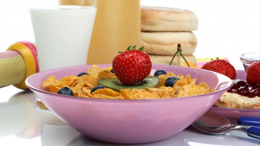 Диетолог предупредил о лишнем жире из-за хлопьев и мюсли на завтрак