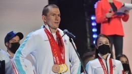 Трехкратный олимпийский чемпион Александр Большунов стал отцом и показал малышку