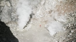 Опубликовано видео выброса столба пепла вулканом Эбеко на Курилах
