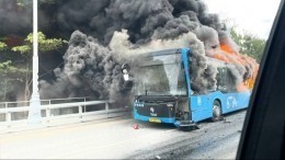 Пассажирский автобус полностью сгорел после ДТП в Москве