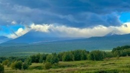 Самый коварный вулкан Камчатки «не хочет отдавать» альпинистов спасателям