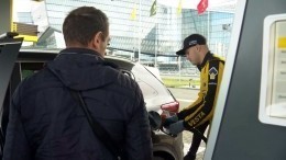 В Петербурге посетителей флагманской автозаправки «Роснефть» заправляли гонщики