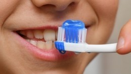 Таблетки, порошок и пенка: можно ли чистить зубы без зубной пасты