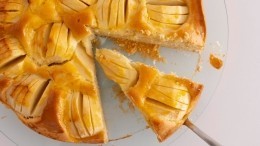 Прекрасная замена шарлотке: рецепт яблочного пирога от шефа Ивлева