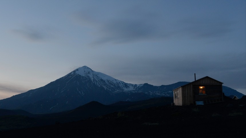 Спасатели добрались до альпинистов, застрявших на вулкане Камчатки
