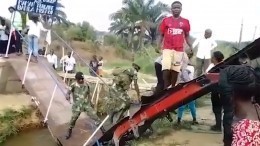 Обрушение моста в Конго во время торжественного открытия попало на видео