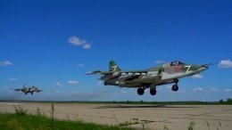 Видео: Су-25 разнесли замаскированные позиции, бронетехнику и живую силу ВСУ