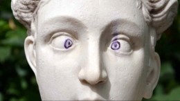 Петербургские вандалы нарисовали глаза еще одной статуе
