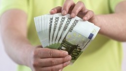 ЦБ РФ продлил банкам запрет на комиссию за выдачу валюты физлицам