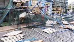 Сильный ветер в Калининграде сдул строительные леса со здания