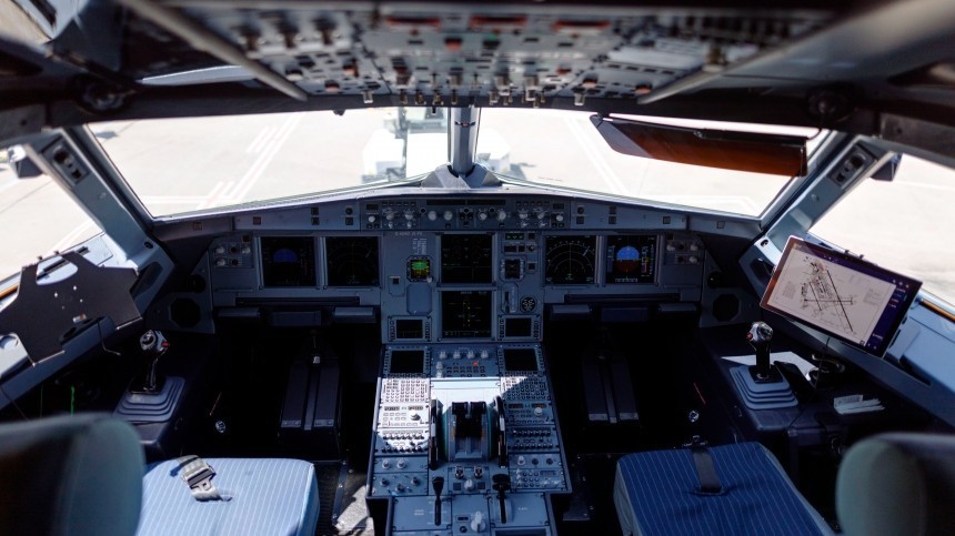 Трагедия в воздухе: пилот рейса Новокузнецк — Санкт-Петербург умер за штурвалом