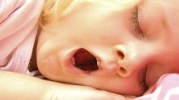 Болезни и неправильный прикус: почему ребенку опасно спать с открытым ртом