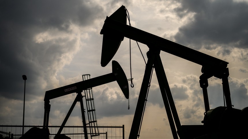 Западу предрекли «смертельный удар» при введении потолка цен на нефть из РФ 