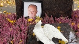 Любовь и голуби: на Новодевичьем кладбище открыли памятник Владимиру Меньшову