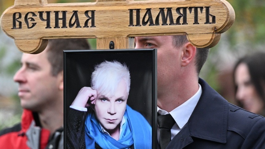 Директор Моисеева разрыдался на похоронах певца