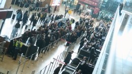 Туристы из России массово жалуются на проблемы в аэропортах Европы
