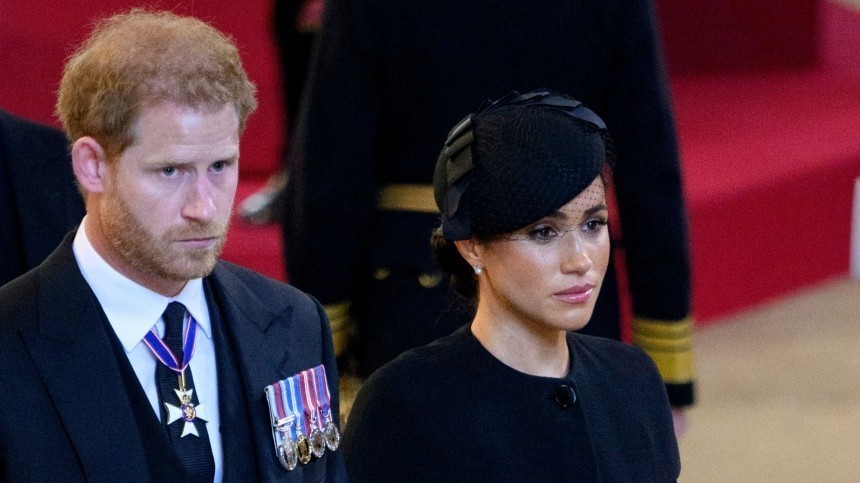 В ожидании удара: принц Гарри намерен рассказать всю правду о королевской семье