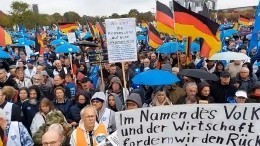 В Берлине тысячи демонстрантов требуют отмены санкций перед бундестагом