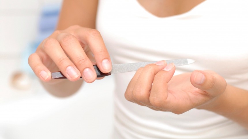Ломкость и белые пятна: о каких болезнях могут «рассказать» поврежденные ногти
