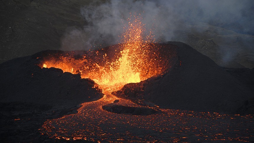 Мощное извержение разрушило кратер вулкана в Италии