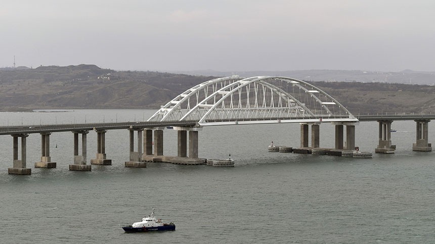 Автомобильные пробки на въезде на Крымский мост почти рассосались