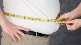 Пора бить в набат: диетолог объяснила, откуда берется жир на животе